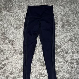 Size 6, navy lululemon leggings. In like new condition with mesh on the side